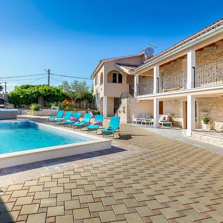 Holiday home Awesome In Vodnjan With Jacuzzi