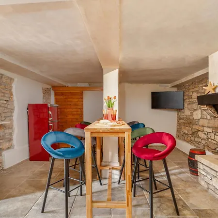 Awesome In Vodnjan With Jacuzzi Holiday home