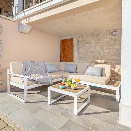Awesome In Vodnjan With Jacuzzi Holiday home