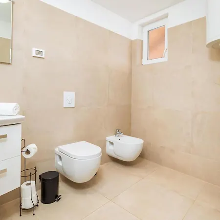 Awesome In Vodnjan With Jacuzzi Holiday home