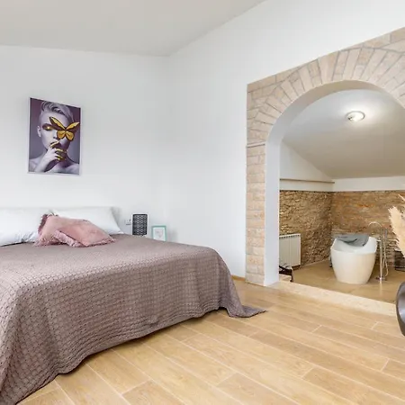 Awesome In Vodnjan With Jacuzzi Holiday home